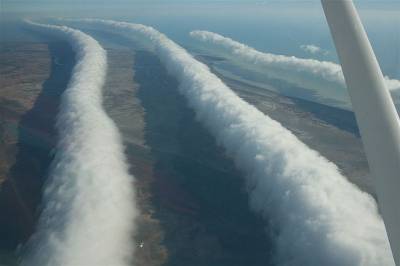 Облака «утренняя глория» между Бурктауном и Нормантоном (Австралия). Фото: Мик Петрофф.